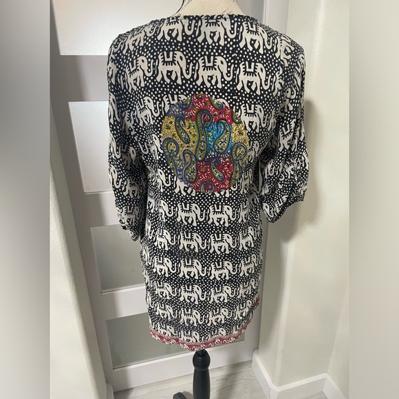 Tolani Black and White 3/4 Sleeve Dolman V-Neck Top - Picture 5 of 10